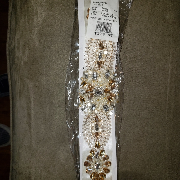 Wedding dress - Picture 4 of 8